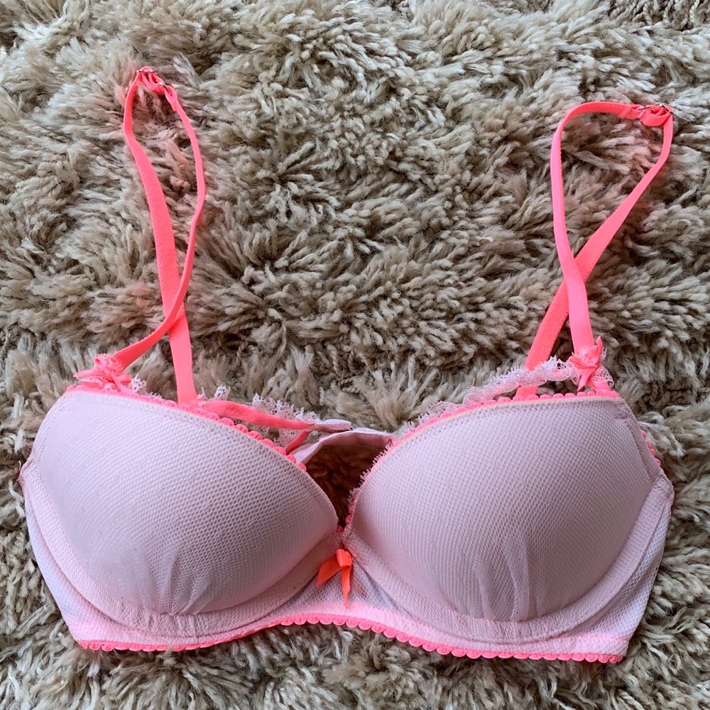 ADORABLE Victoria’s Secret Padded Demi Lacy Bra